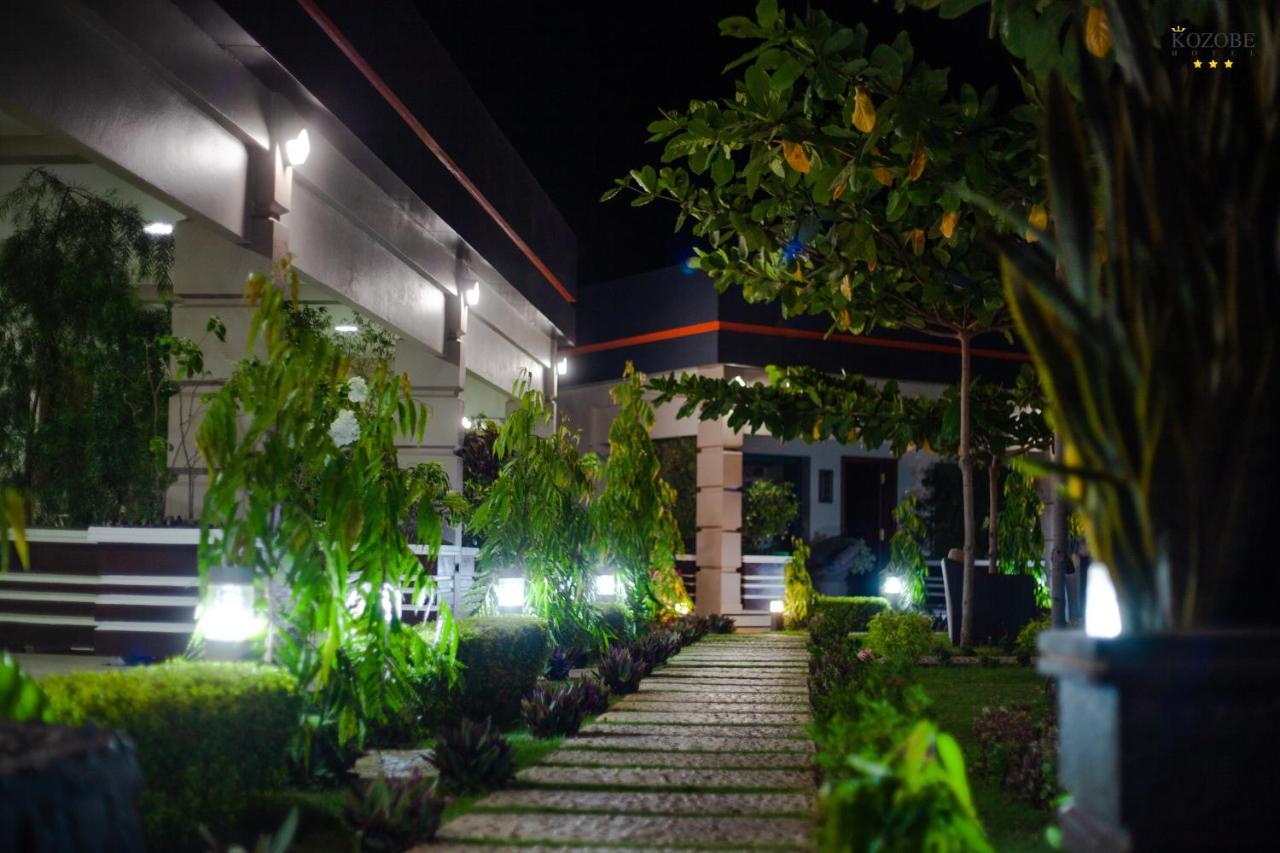 Kozobe Hotel Ambilobe Buitenkant foto