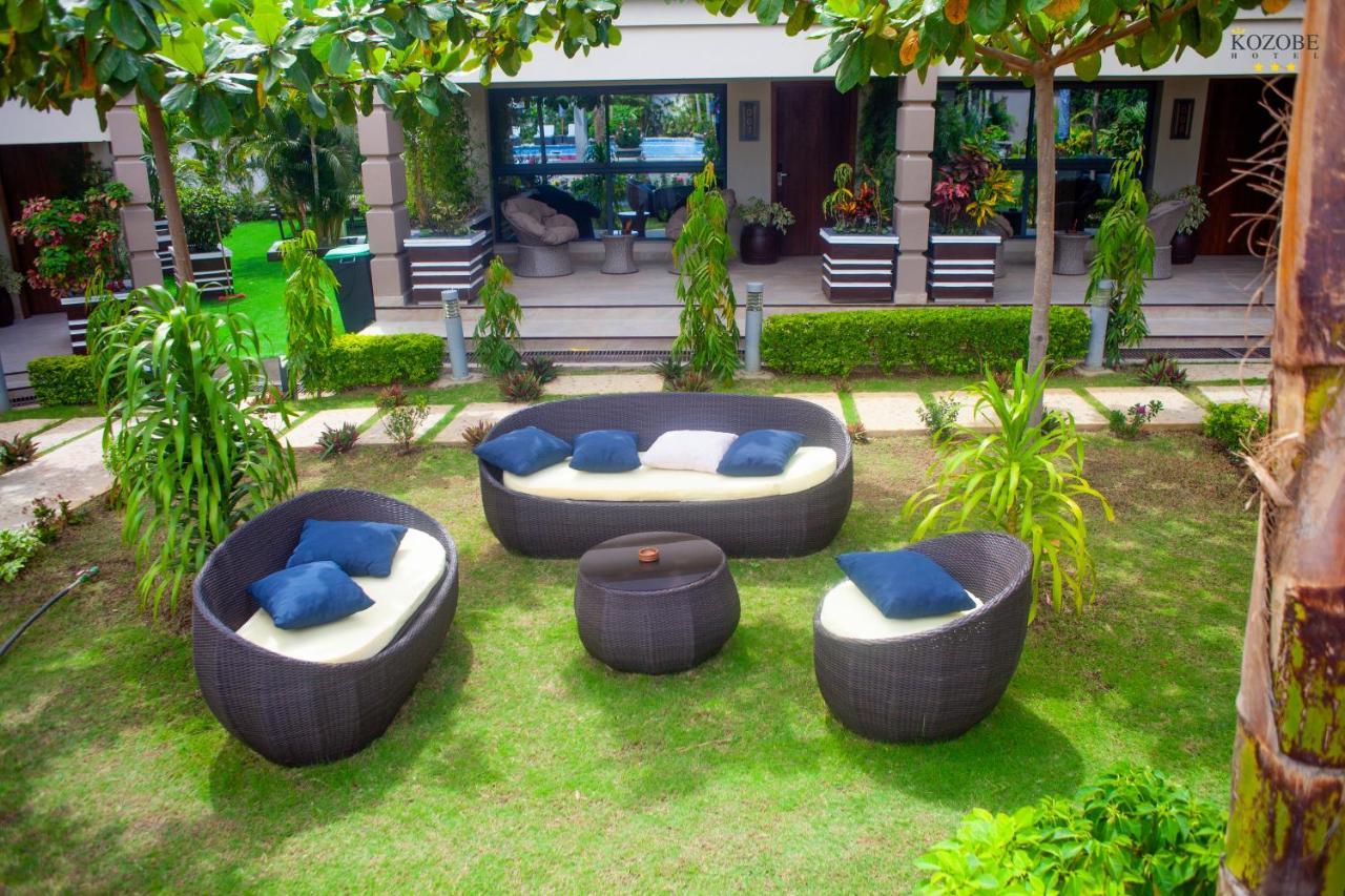 Kozobe Hotel Ambilobe Buitenkant foto
