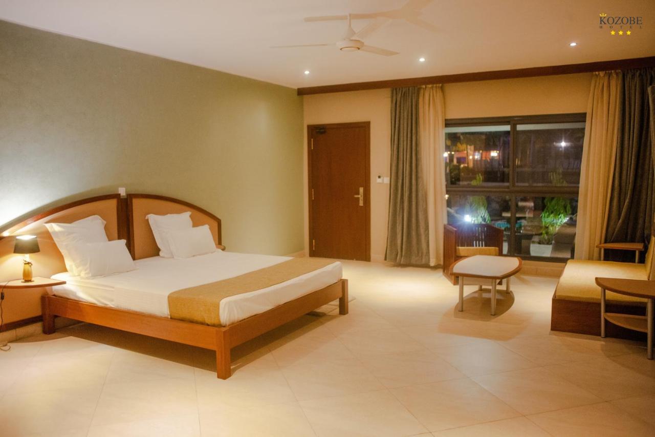 Kozobe Hotel Ambilobe Buitenkant foto